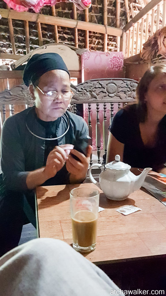 Dung, lus de 70 ans mais maîtrise Google Traduction ! - Village Tay - Ha Giang